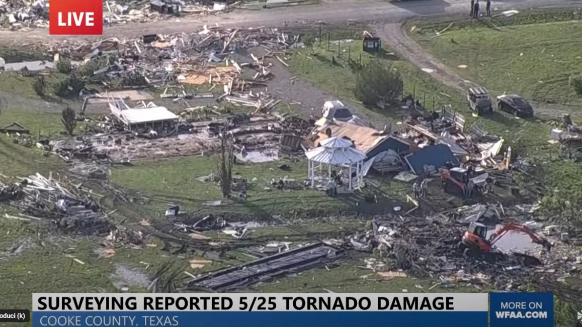 Una veduta dall'alto dei danni provocati dal tornado che ha flagellato l'area a Nord di Dallas sabato notte: tetti scoperchiati e abitazioni distrutte