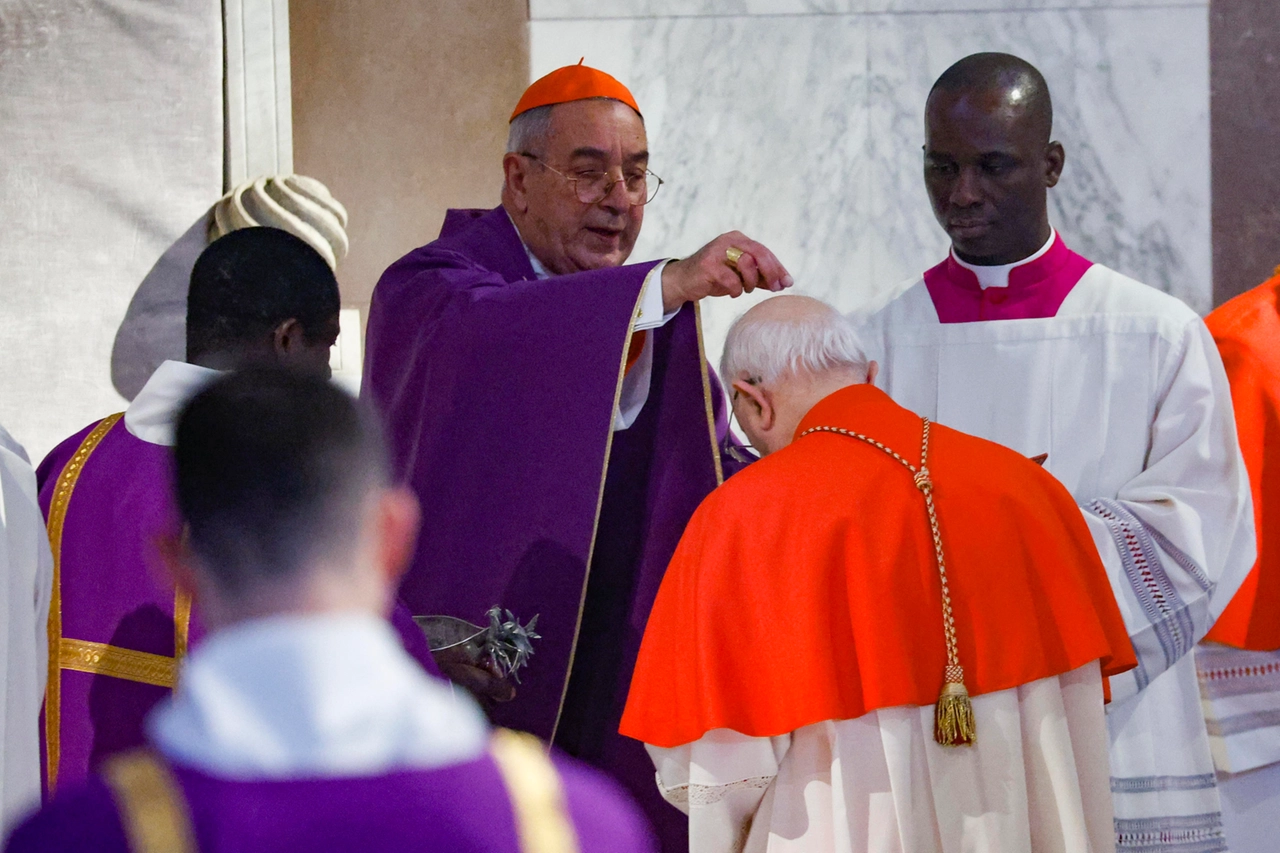 Il cardinale Angelo De Donatis a Santa Sabina durante la messa per il rito delle Ceneri (Ansa)