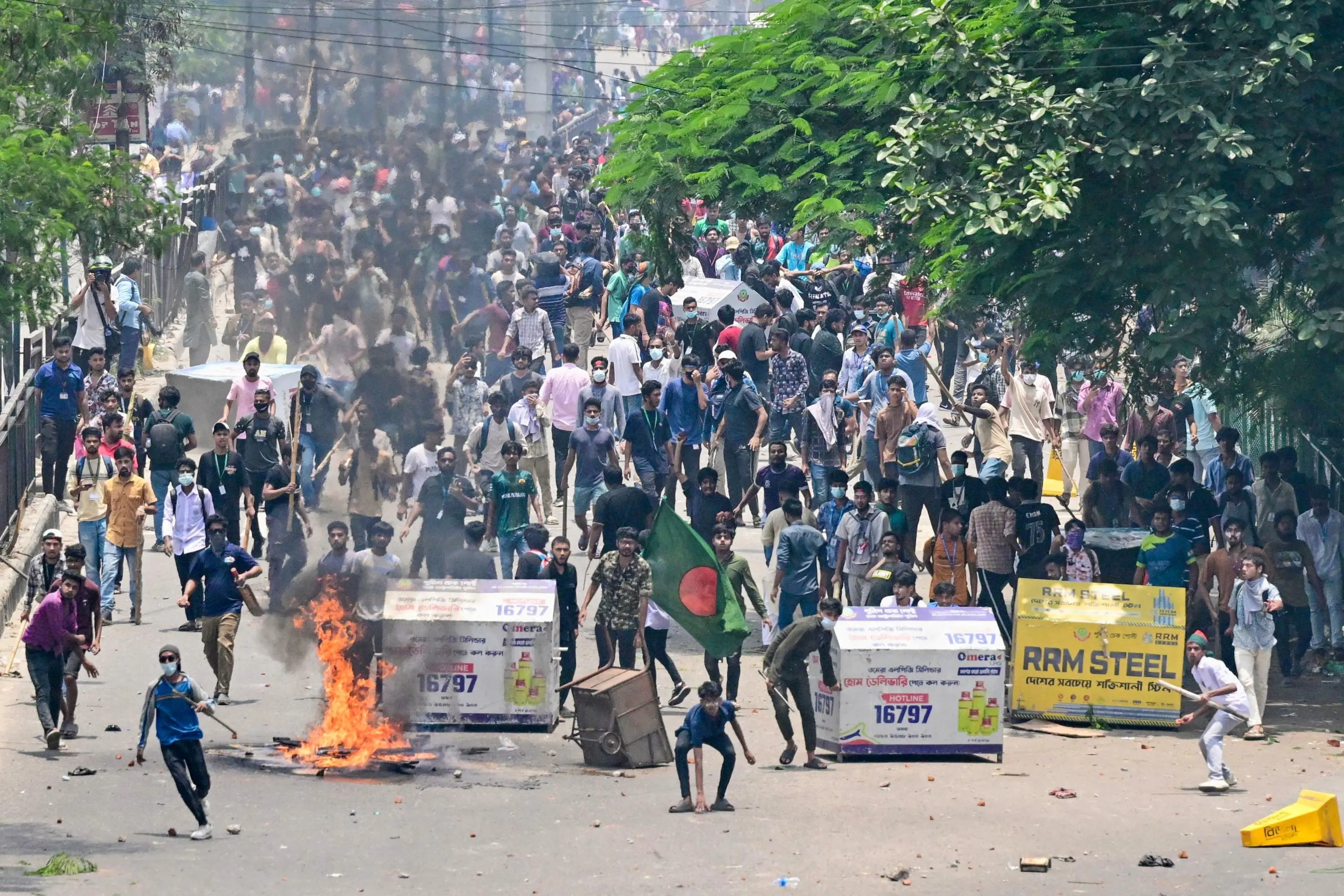 Scontri tra polizia e studenti in Bangladesh, occupata la tv di Stato: rete internet bloccata. Oltre 700 feriti