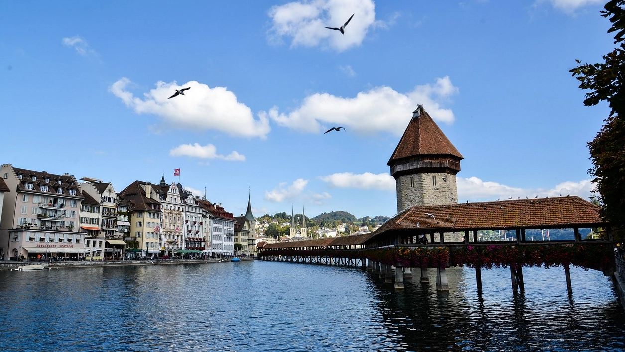 La città gode di una posizione privilegiata, affacciata sul lago dei Quattro Cantoni e sul fiume Reuss, circondata da alte montagne scenografiche in un paesaggio da cartolina
