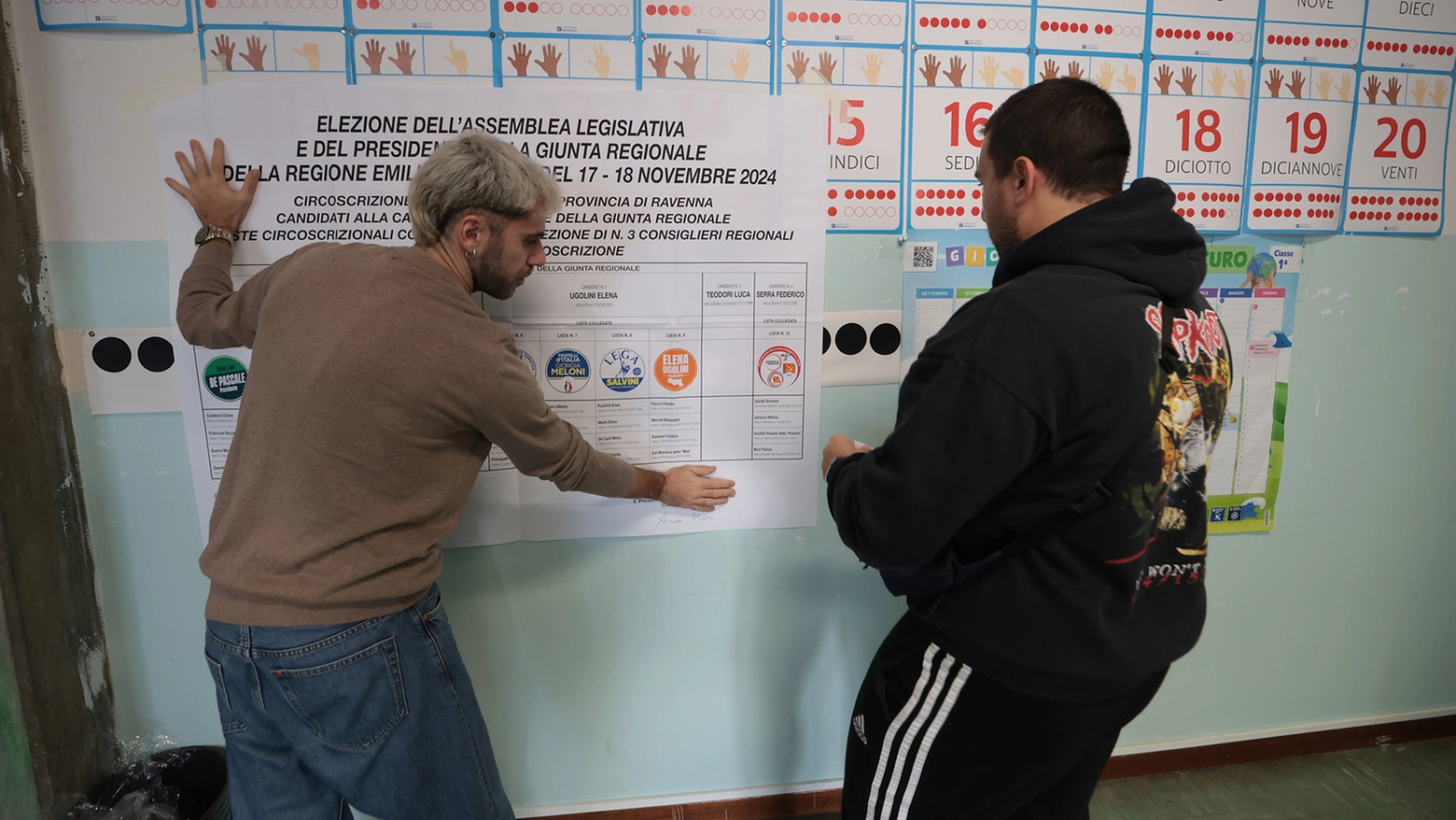 L’allestimento dei seggi a Ravenna, città di cui è sindaco il candidato de Pascale (Foto Zani)