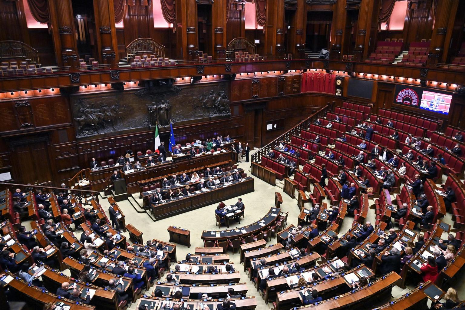 Scintille in Aula Camera. Fischi e proteste, seduta sospesa