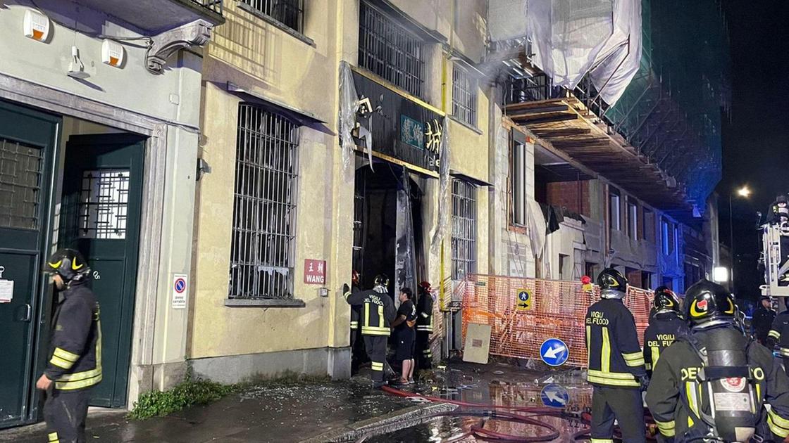 Incendio in un emporio cinese a Milano, tre morti