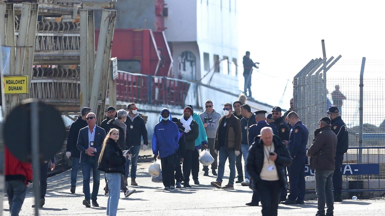 La motovedetta della Guardia costiera italiana riporta 43 migranti in Italia, come deciso dalla Corte d'appello di Roma.