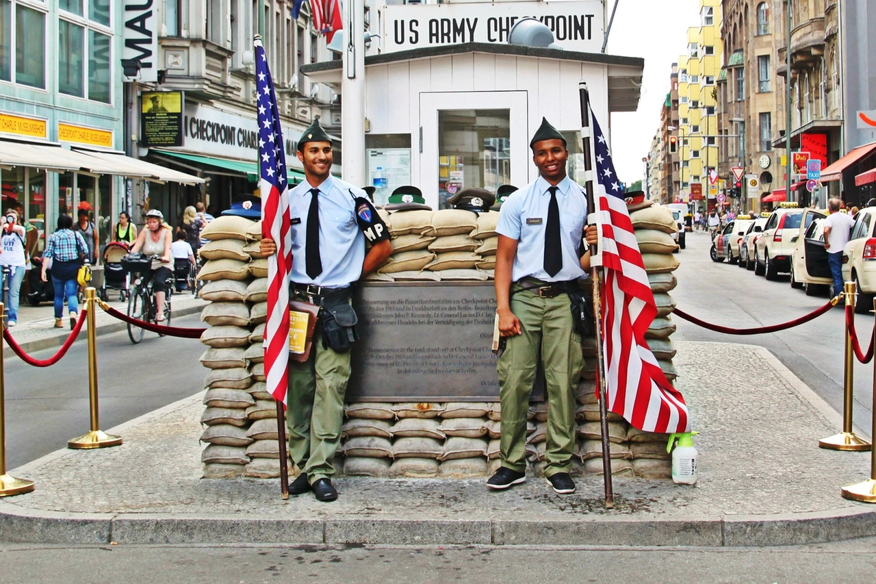 Checkpoint Charlie a Berlino