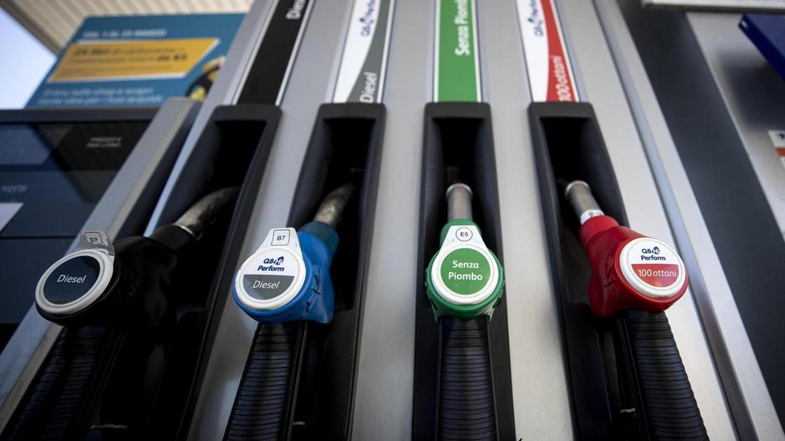 In rialzo i carburanti, benzina al self service a 1,755 euro