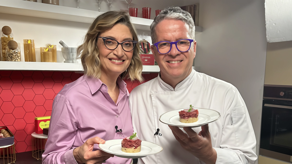 Ernst Knam, sarà ancora uno dei giudici in gara di Bake Off Italia dal 6 settembre su Real Time. Qui con la moglie Alessandra, in arte Frau Knam