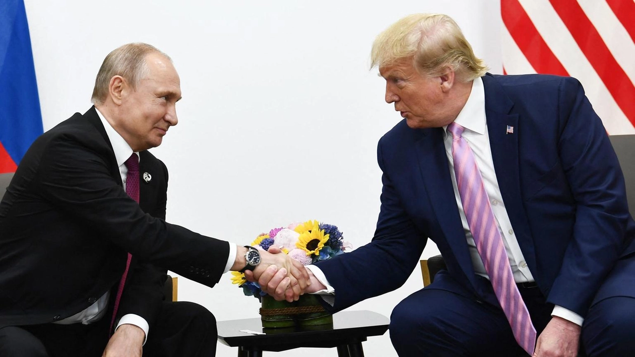 Il presidente americano Donald Trump (a destra) stringe la mano al presidente russo Vladimir Putin: è il 28 giugno 2019