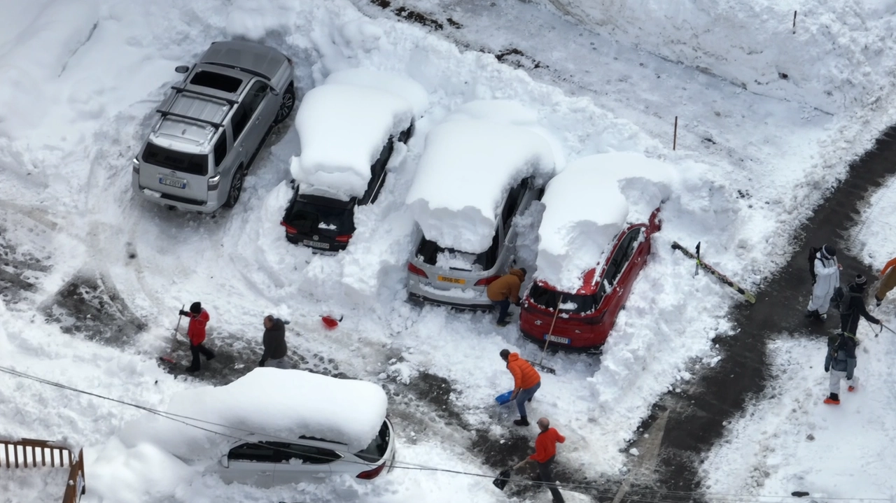 A Gressoney si continua a spalare la neve (video localteam)