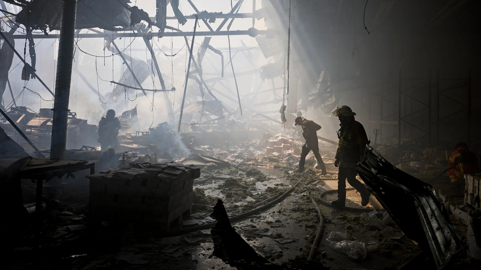 Edificio bombardato a Kharkiv (Ansa)