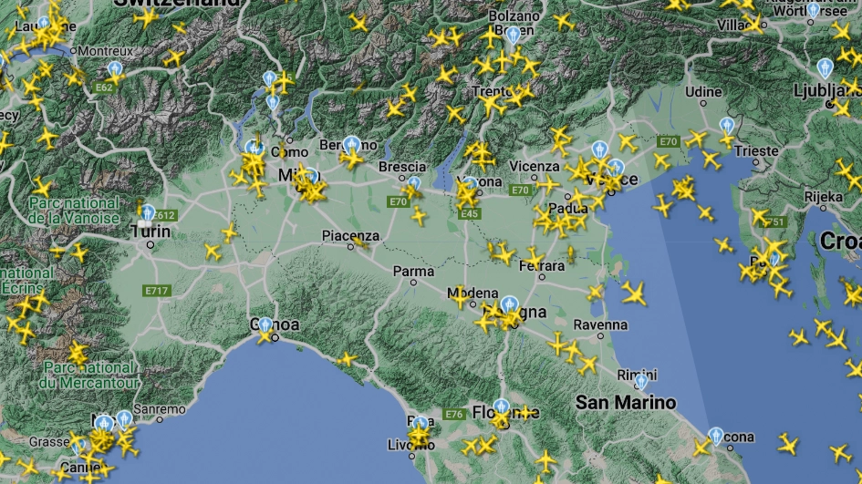 Decine di aerei sono bloccati sui cieli del Nord Italia (Immagine di Flightradar)