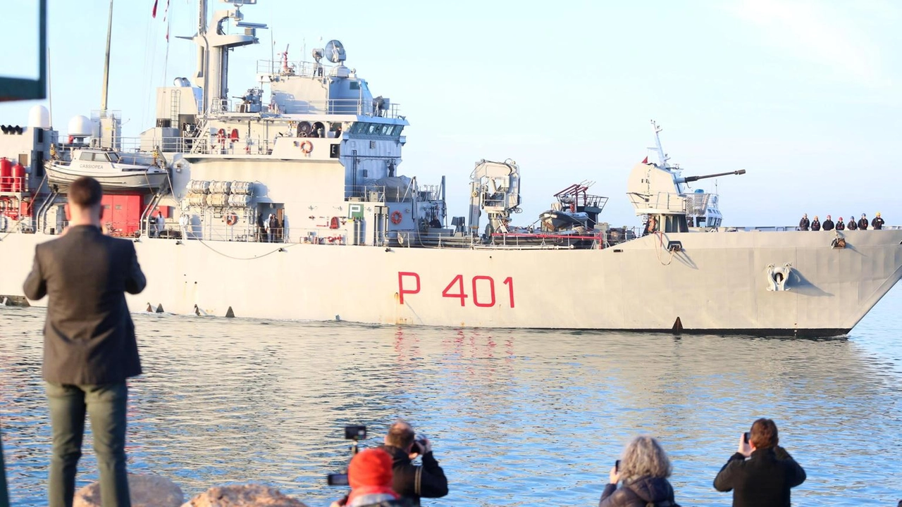 Arrivati a Bari 43 migranti trasferiti dall'Albania, critiche al modello di trattenimento e alle condizioni dei migranti.