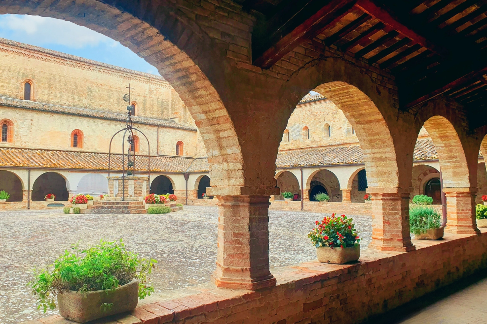 ABBAZIA DI FIASTRA - Il chiostro (possibile apertura)