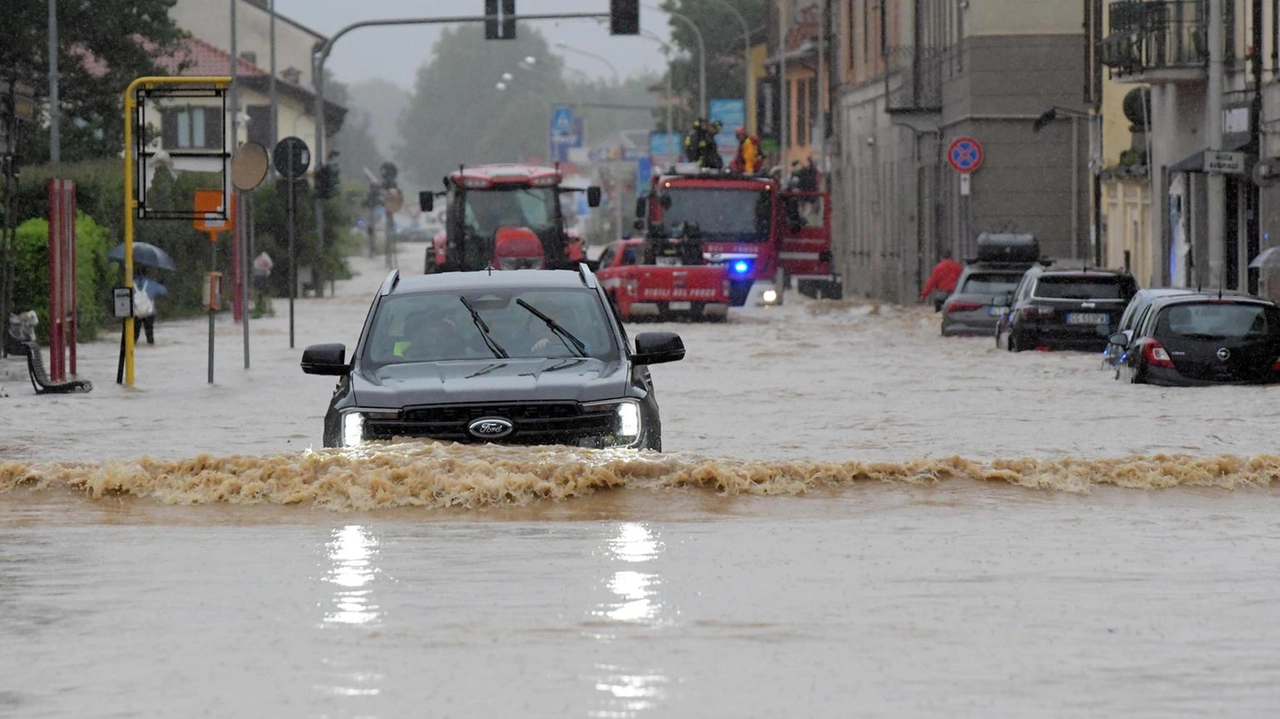 Il livello del fiume è salito, il quartiere è allagato