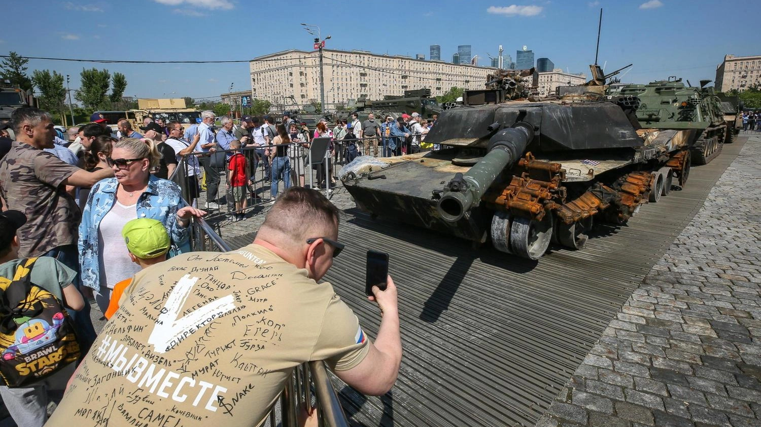 Mosca contro la Nato: "Ormai è in estasi militare". E Kiev tratta per  l’arrivo di addestratori francesi