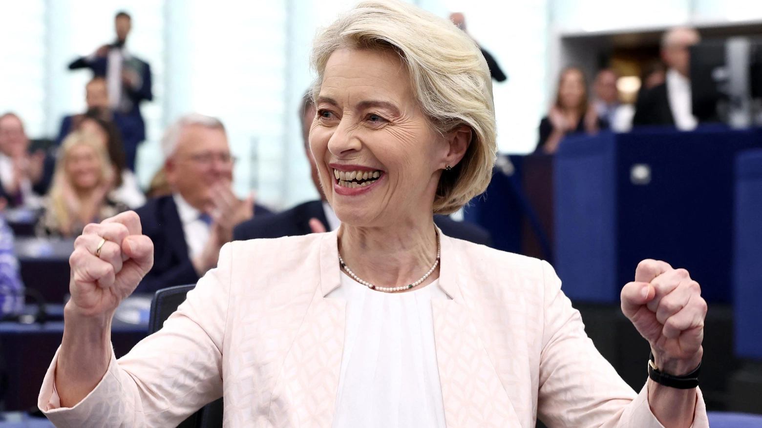 Ursula von der Leyen felice dopo la rielezione