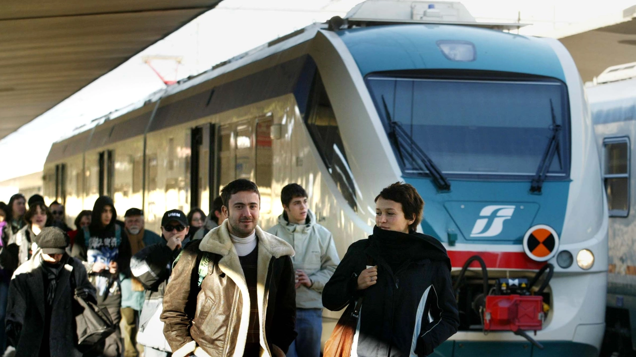 PRESSPHOTO Firenze, treni, viaggiatori e pendolari, stazione SMN. Foto Marco Mori /New Press Photo