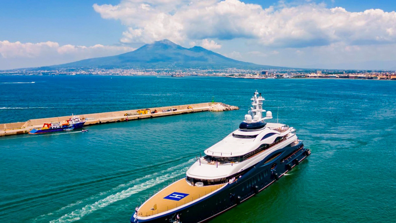 Il mega yacht di Zuckerberg a Castellammare di Stabia