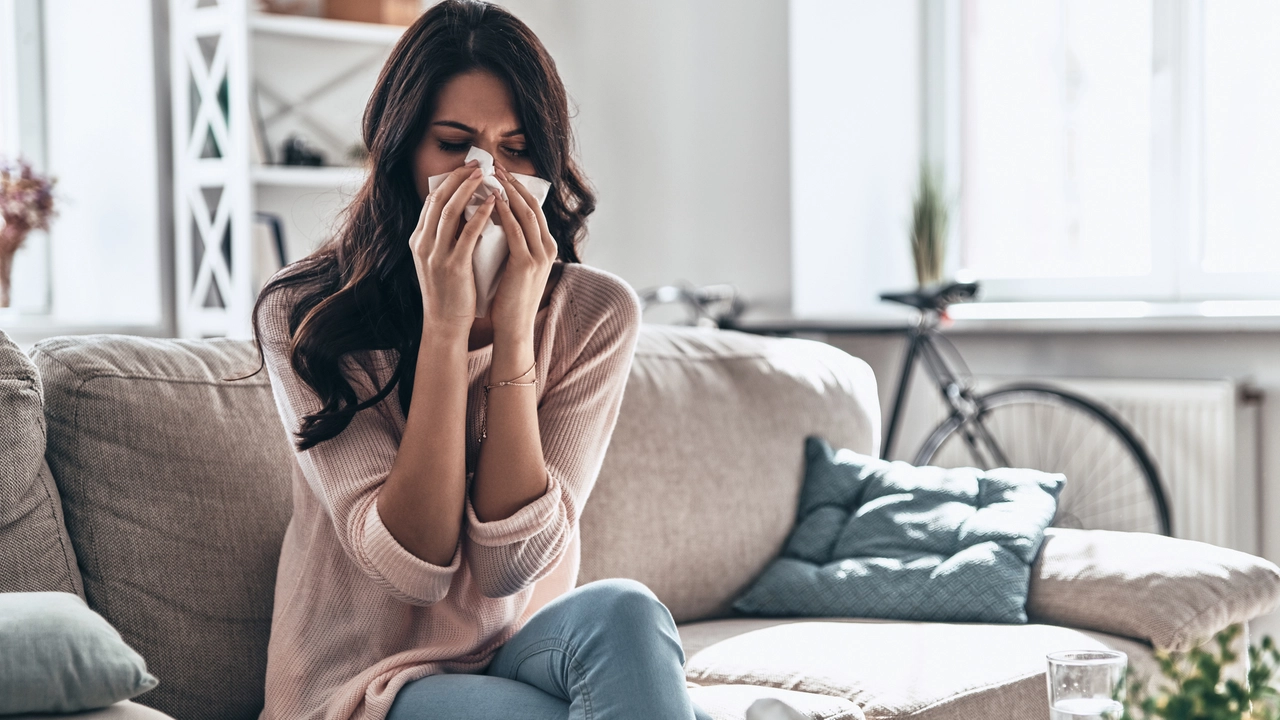 Boom di allergie: smog e clima triplicano i casi. Ecco 5 consigli dell’esperto (e falsi miti)