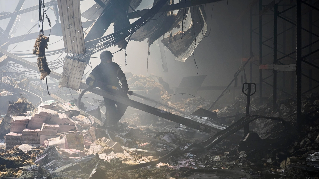 Edificio bombardato a Kharkiv (Ansa)