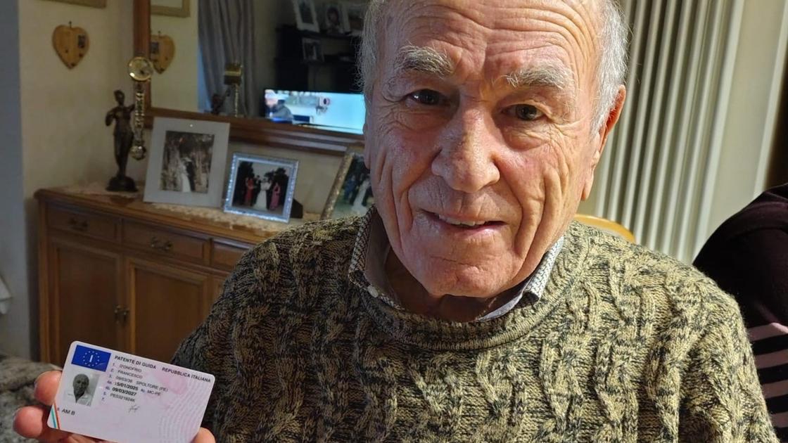 Prende la patente a 87 anni: la prima volta di Francesco D’Onofrio. “Che emozione tenerla in mano”