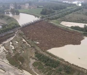 Alluvione, il tappo di tronchi sul fiume. Si muovono le Ferrovie: “Il ponte sarà alzato o rifatto”