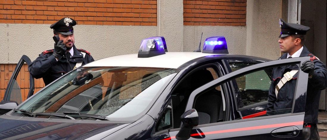 Roma, 12enne accoltella compagno nel cortile della scuola e fugge. Poi chiama i carabinieri