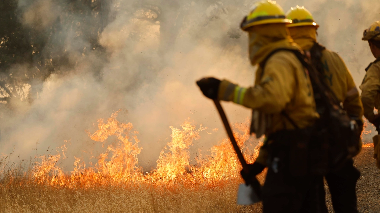 Per domare le fiamme sono stati mobilitati più di 4.000 vigili del fuoco (Ansa)