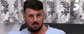 Grande Fratello: Lino Giuliano, Temptation Island e i commenti omofobi: perché non sarà squalificato