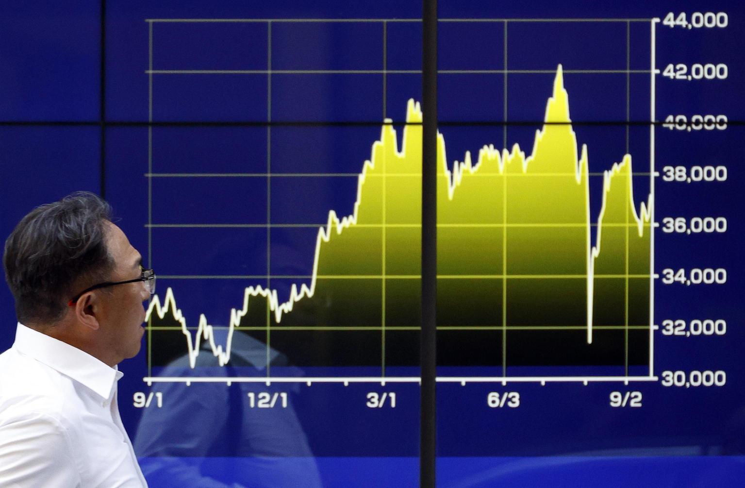 Borsa di Tokyo in calo: timori per i dazi Usa su Canada, Messico e Cina