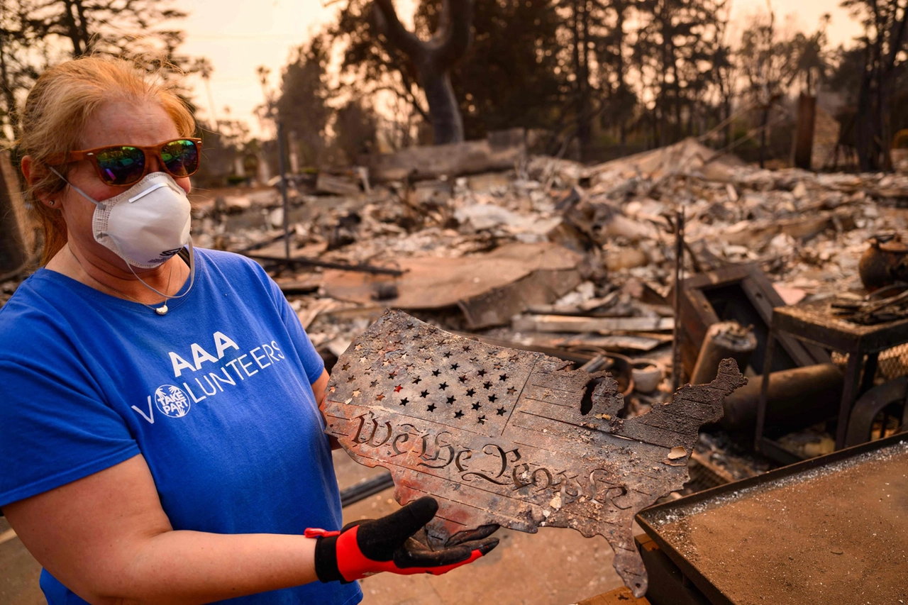 Cittadini di Los Angeles costretti con le mascherine per l'aria irrespirabile