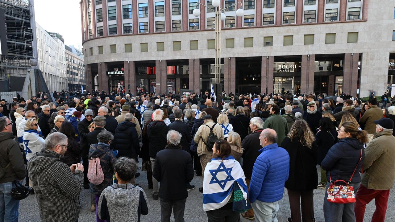 I manifestanti in piazza San Babila a Milano