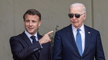 Guerra in Ucraina, Biden a Parigi da Macron: “Tutta l’Europa è minacciata”. Anche “preoccupati per le pratiche sleali della Cina”