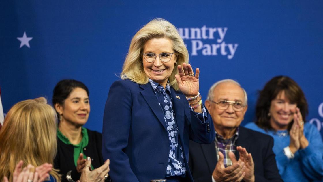 Donald Trump chiede ai repubblicani di perseguire Liz Cheney per il 6 gennaio