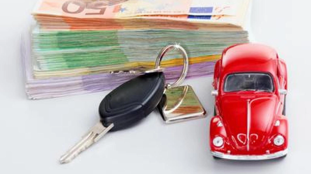 Il prezzo medio dell'Rc auto a novembre è stabile a 416 euro, con un incremento annuo del 6,6%. Differenze tra province italiane.