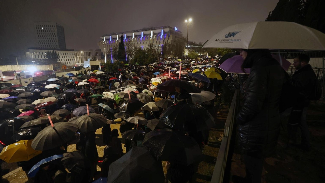 Manifestanti in marcia a Gerusalemme e Tel Aviv contro Netanyahu, chiedendo il ritorno degli ostaggi e protestando contro la ripresa delle ostilità a Gaza.