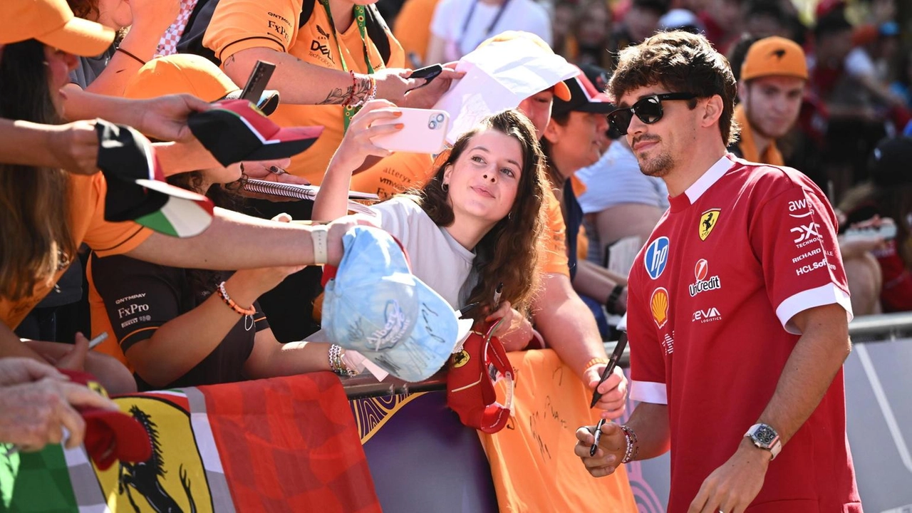 Charles Leclerc con i fans accorsi sul circuito cittadino di Melbourne, sotto Max Verstappen e Chris Horner