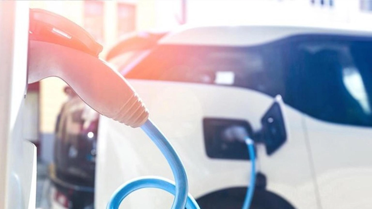 Il piano Ue prevede incentivi per auto elettriche, leasing sociale e mercato usato, senza congelare multe per emissioni CO2.