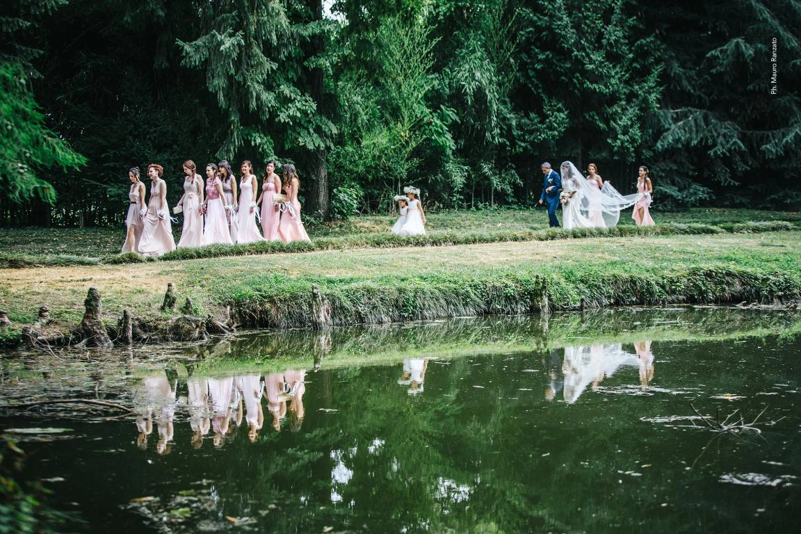 Damigelle e sposi nel parco del giardino dell'hotel Villa Tacchi