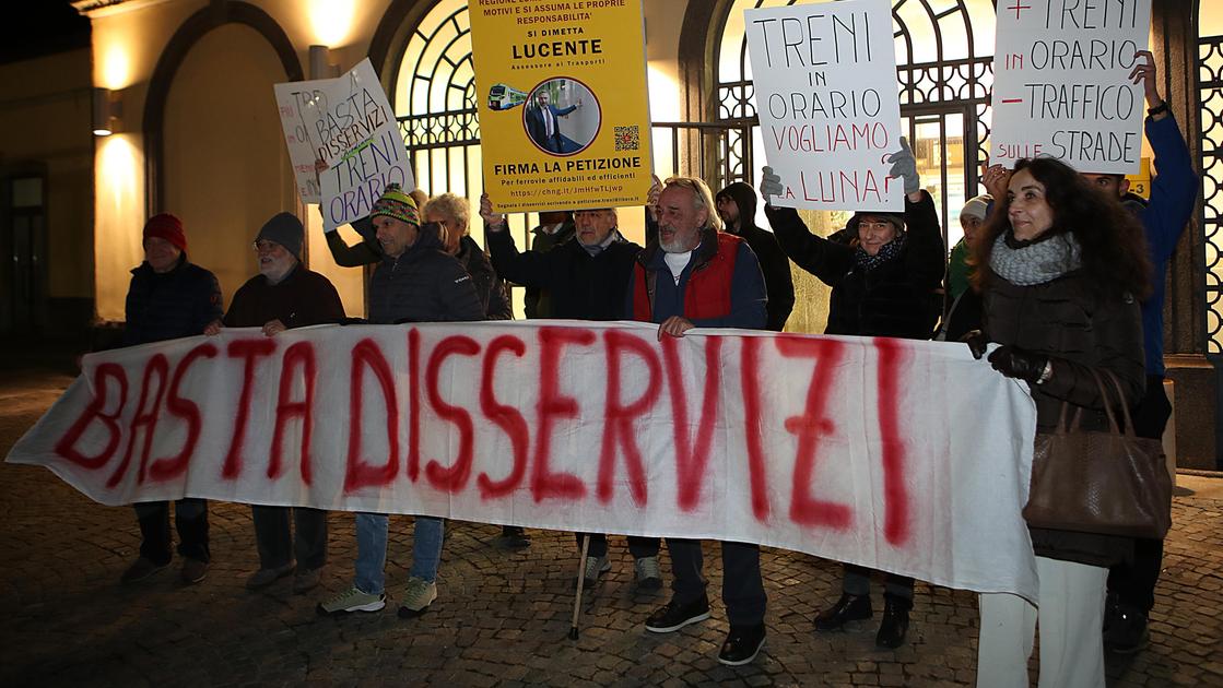 Treni in tilt tra Molise e Puglia: ritardi fino a 230 minuti e cancellazioni. Disagi per chi rientra a casa per Natale