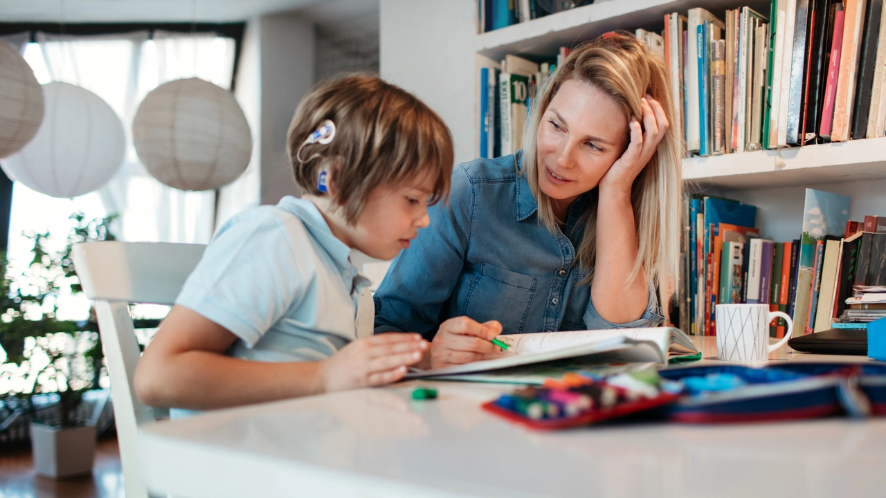 I bambini sordi possono ‘imparare’ a sentire? Cosa dice la ricerca sull’impianto cocleare