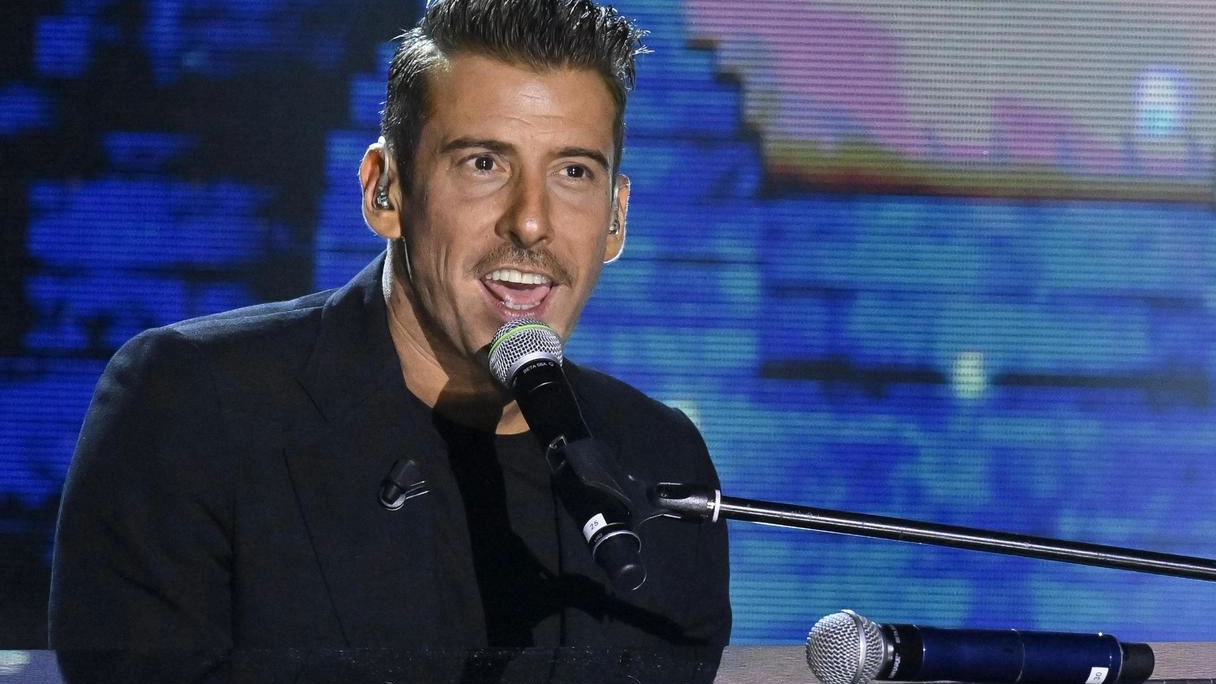 Francesco Gabbani, 42 anni, torna in gara all’Ariston col brano Viva la vita