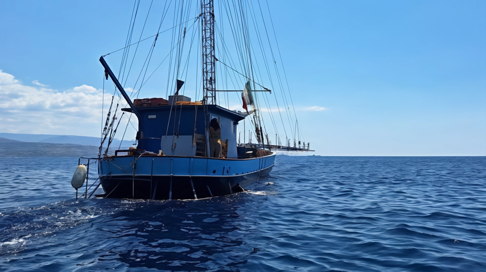 Antonella Donato, comandante della feluca Padron Marco a Ganzirri, racconta la pesca sostenibile a bordo delle feluche, un'attività radicata nella cultura locale e valorizzata per la sua selettività.