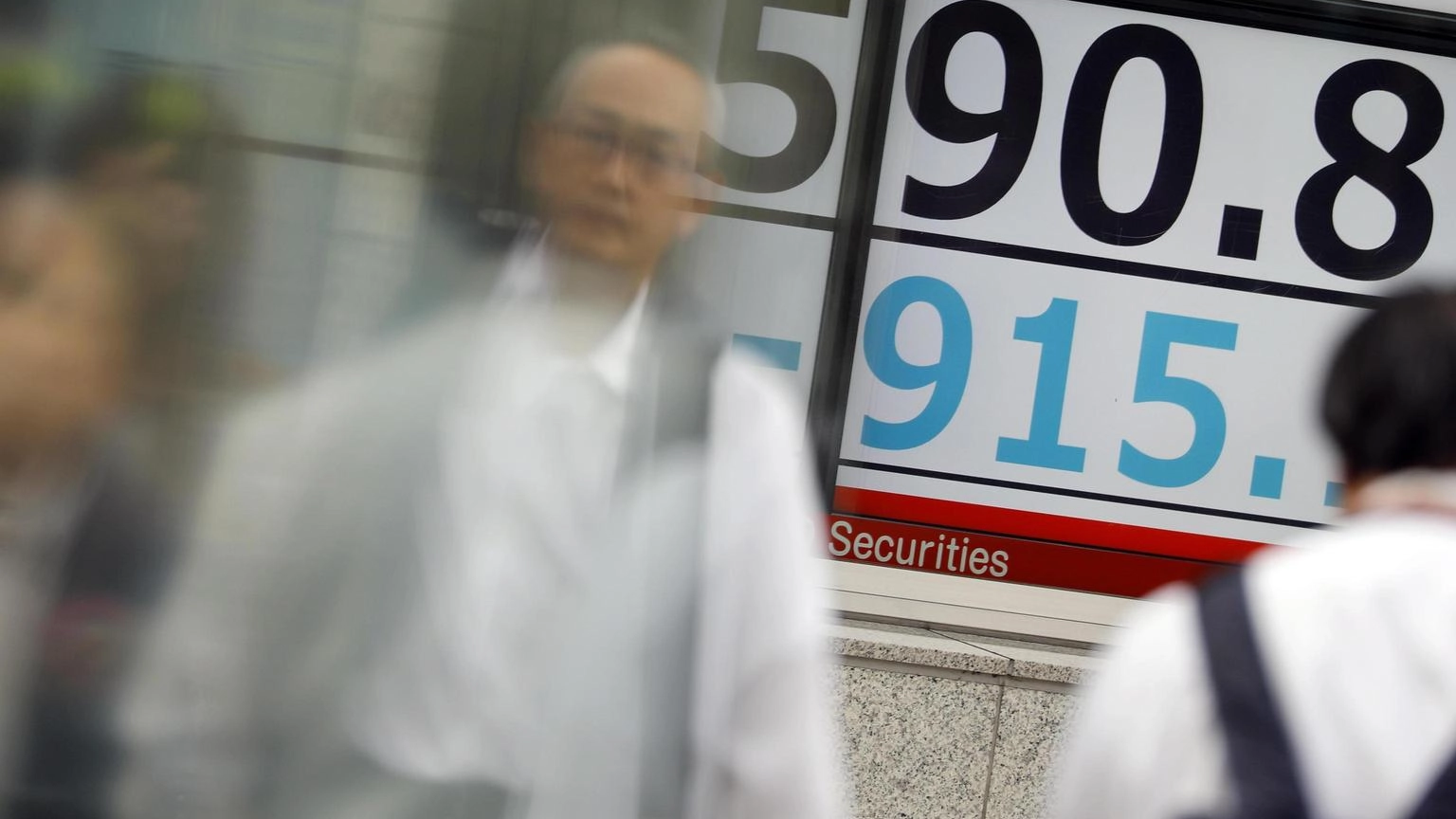 Borsa: l'Asia tenta il rimbalzo, corre Hong Kong +2%