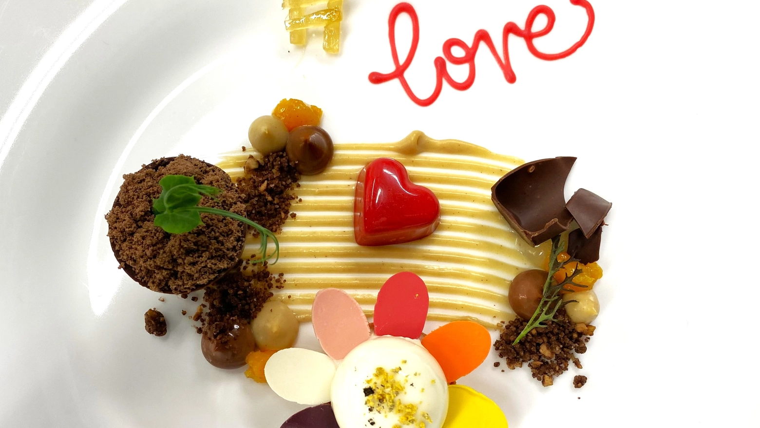 È dedicato all’amore universale il dolce realizzato a 6 mani da Filippo Sinisgalli con i giovani pastry chef Alice Vialetto e Marco Castronovi, al ristorante Zur Kaiserkron di Bolzano