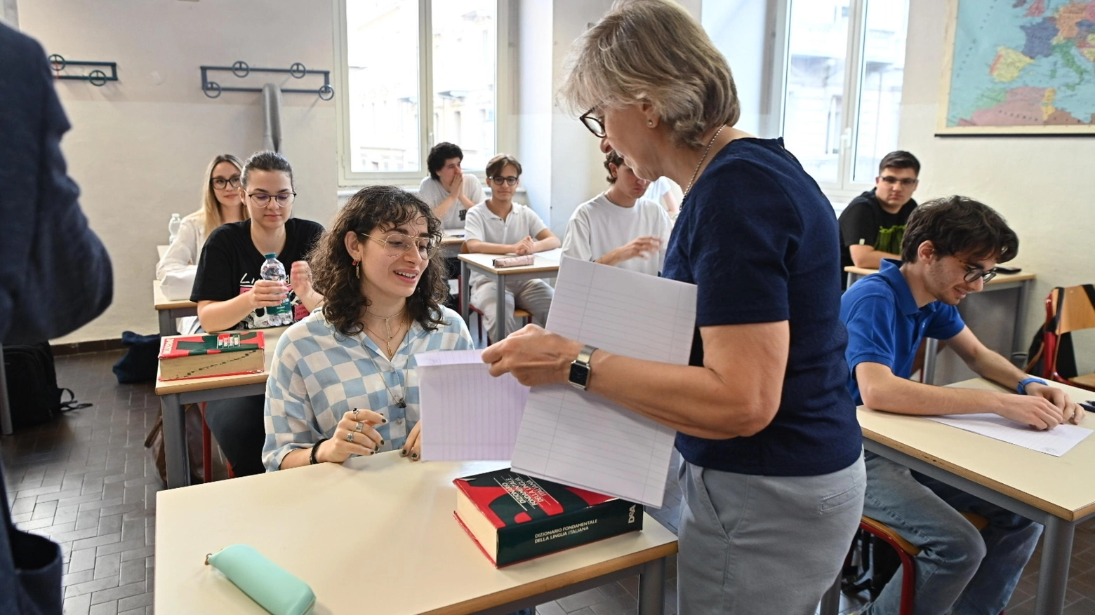 Studenti del liceo D’Azeglio di Torino attendono l’inizio della prima prova (Ansa)