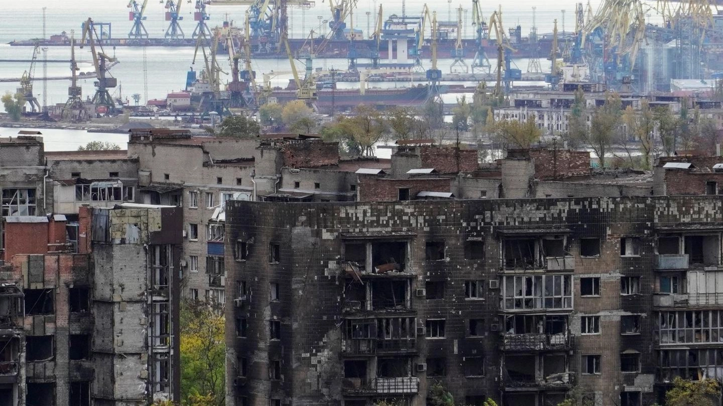 Edifici distrutti a Mariupol, città dove sarebbero stati rapiti i 17 bambini rintracciati dal Financial Times