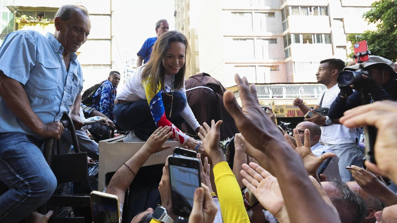 Maria Corina Machado, leader dell'opposizione venezuelana, rilasciata dopo essere stata detenuta con la forza. Il ministro dell'Interno nega l'arresto.