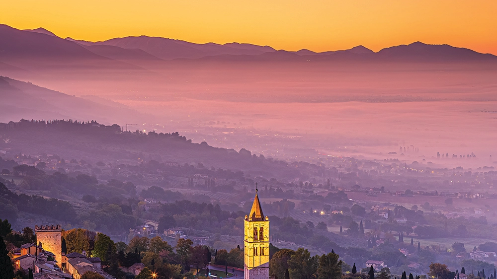 La Basilica di Santa Chiara avvolta dalle luci del tramonto