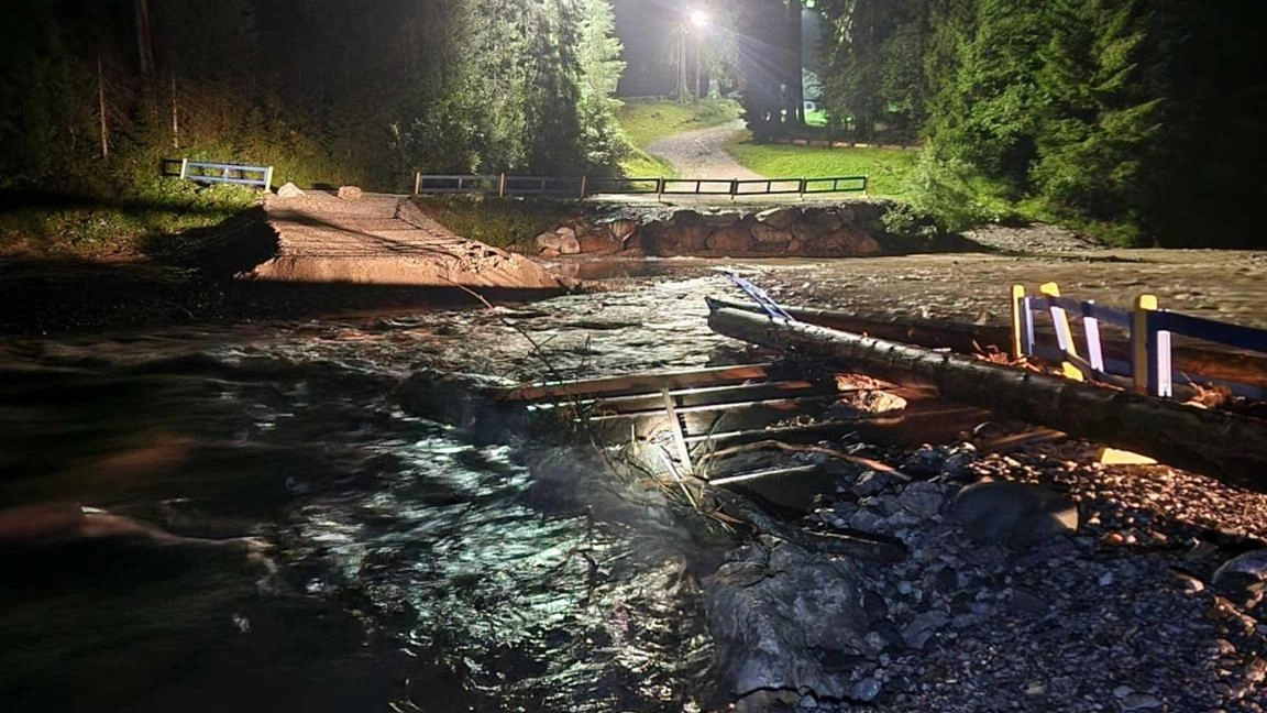 Sul posto vigili fuoco, soccorso alpino, nessun veicolo travolto